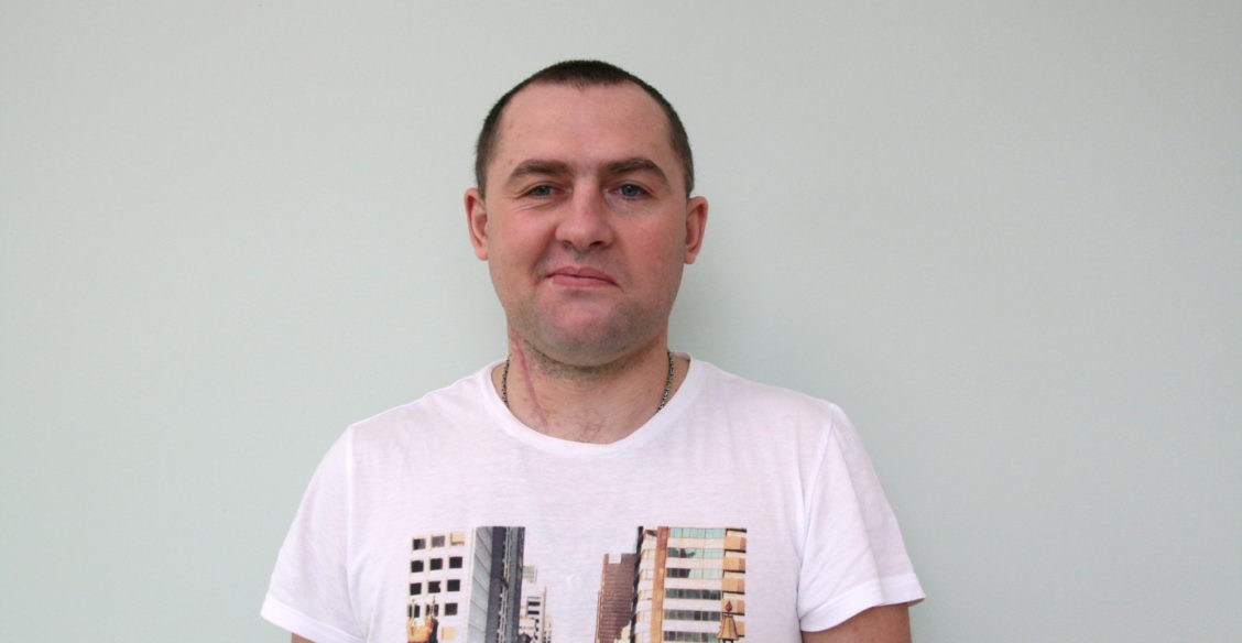 Левая рука висит, ногу за собой тащит. Дочка просится на руки, а папа не может поднять