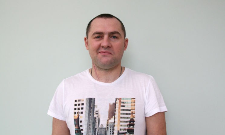 Левая рука висит, ногу за собой тащит. Дочка просится на руки, а папа не может поднять