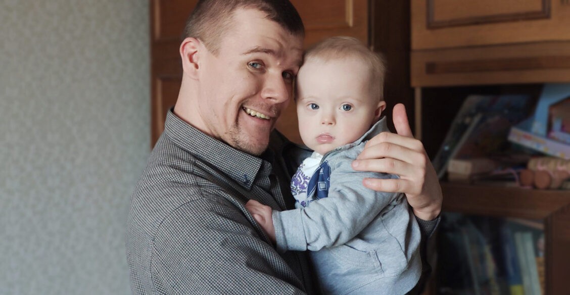 «Сын, ты нужен!» Как отец растит ребенка с синдромом Дауна, которого оставила мать