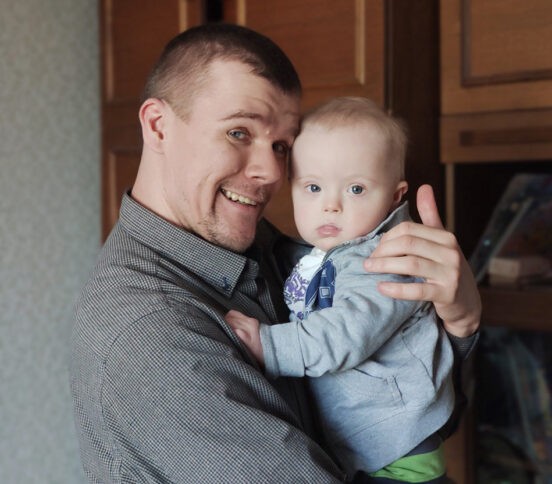 «Сын, ты нужен!» Как отец растит ребенка с синдромом Дауна, которого оставила мать