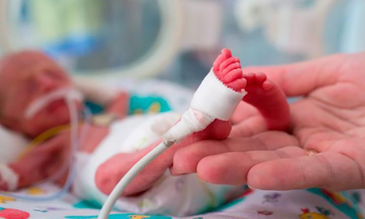 «Внутри трясло, как при землетрясении, но она об этом не знает». Как папы недоношенных детей успокаивали своих жен