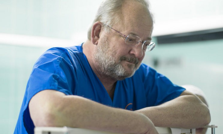 “Кровь была везде – на столе, на полу”. Хирург из США оперировал под бомбежками в Белграде, а теперь едет в Россию