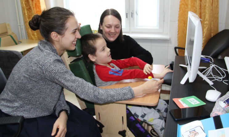 «Сын не скажет слов, но мы научились общаться». Как особые дети из Омска учатся говорить взглядом