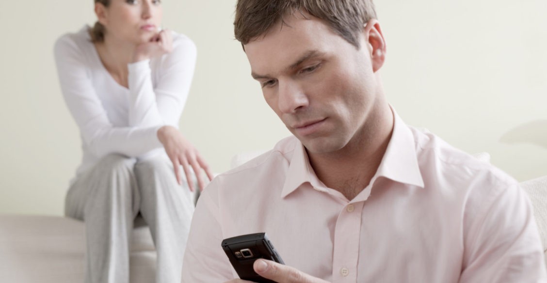 «Мой муж тайно общается с коллегой». Почему, рассказывая о себе правду, мы часто обманываемся