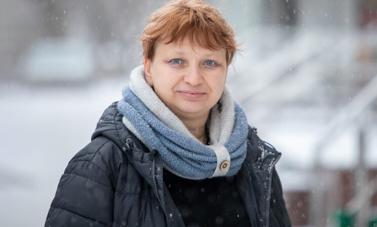 «Сидят по квартирам, дальше подъезда — космос». Что переводчик для слепоглухих делает на улице в 3 часа ночи