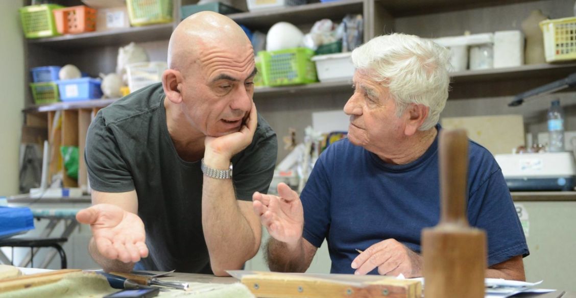 «Надо увлечь их, а не пугать адом». Арт-терапевт Саша Галицкий — о том, как убедить пожилых остаться дома
