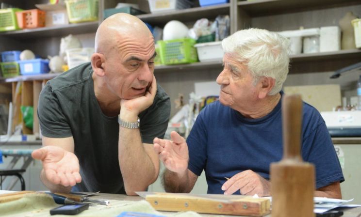 «Надо увлечь их, а не пугать адом». Арт-терапевт Саша Галицкий — о том, как убедить пожилых остаться дома