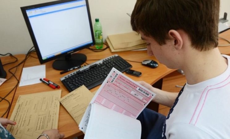 «Дистанционный ЕГЭ будет еще страшнее». Чего боятся и к чему готовятся старшеклассники