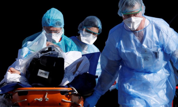 «Я — врач с фронта». Реаниматолог из Франции о том, как защитить медиков от болезни и усталости