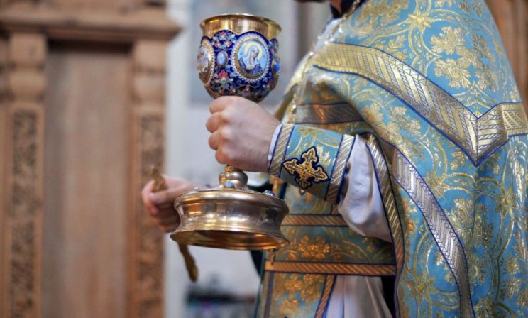 «Я вхожу в боксы к детям с открытой формой туберкулеза». Как священники причащают в больницах