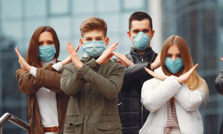 Рейсы отменили, границы закрыли. Как россияне за рубежом переживают пандемию коронавируса