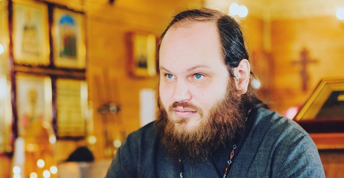 «Большую часть жизни я не целовал иконы». Священник Павел Островский — о гигиене, пандемии и жизни в соцсетях