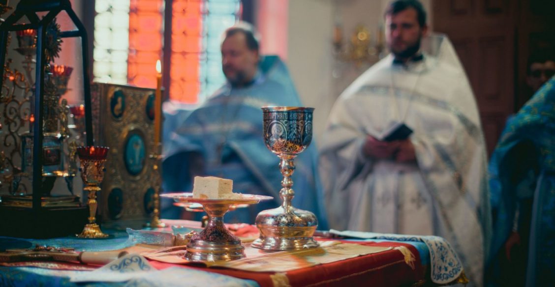 Коронавирус и причастие. Почему очищение лжицы ради каждого стало проблемой