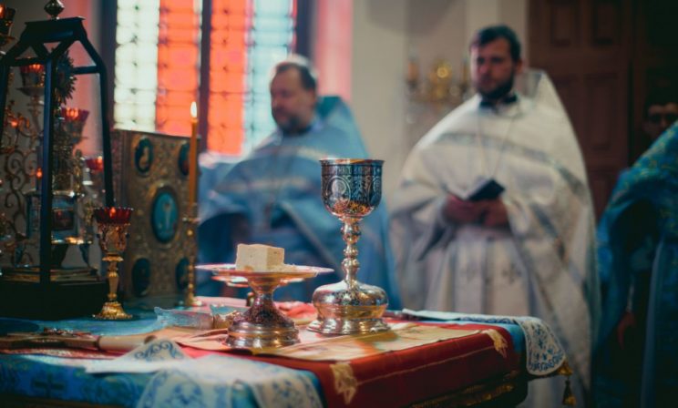 Коронавирус и причастие. Почему очищение лжицы ради каждого стало проблемой