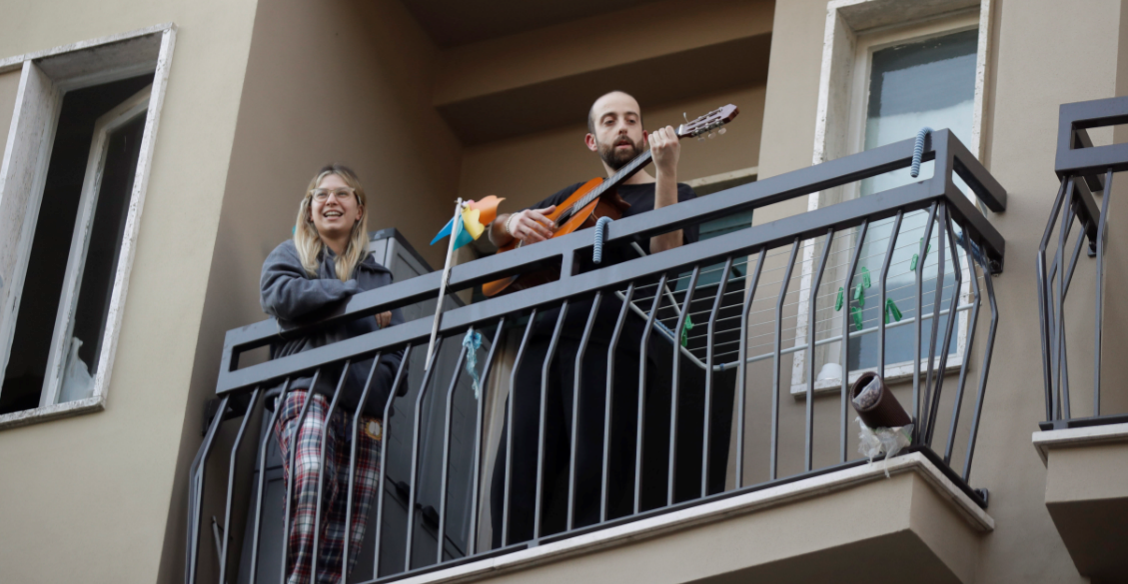 Роды по телефону, обеды врачам и концерты на балконах. Карантин в итальянской Вероне