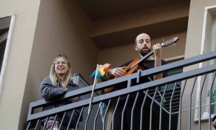 Роды по телефону, обеды врачам и концерты на балконах. Карантин в итальянской Вероне