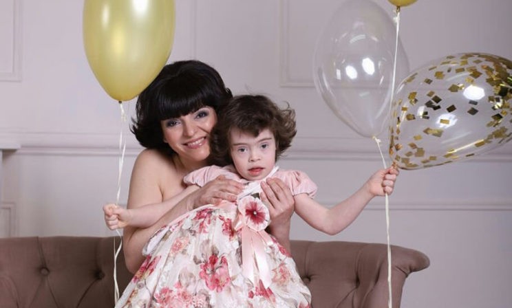 «Дети с тобой бракованные получаются» — сказал муж. Мама девочки с синдромом Дауна о любви, принятии и настоящей жизни