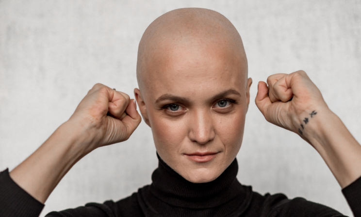 «Всю жизнь чего-то не хватало, а тут — бах! — опухоль». Как полюбить себя без волос и рассказать о болезни сыну