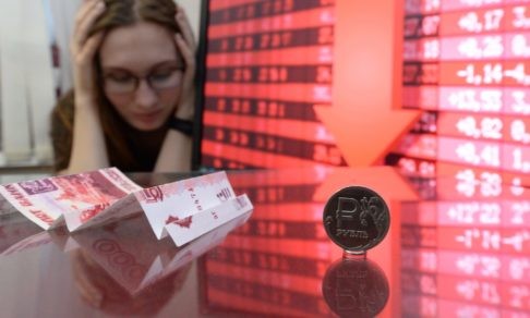 «Мы обеднели на четверть». Экономист — о падении рубля и прогнозах на будущее