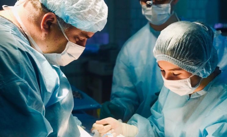 «Рак груди не возникает от удара!» О чем думает онколог-маммолог во время операции