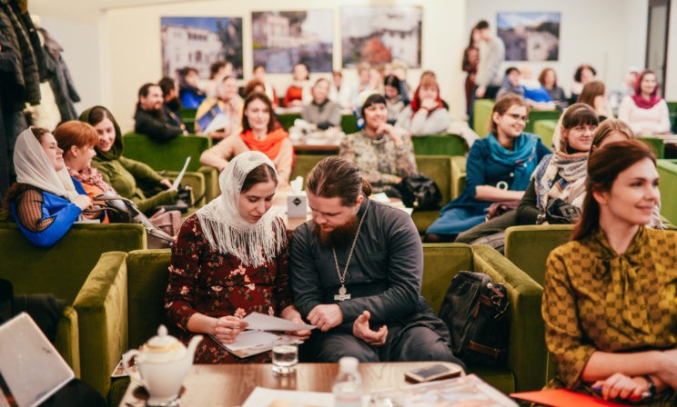 «Прихожане слова мужу не скажут – должен же кто-то смирять». Какие проблемы обсудили жены священников