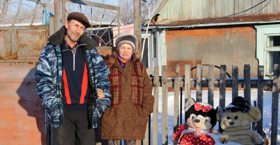 Вокруг пустые дома и собачьи стаи, но дорогу еще чистят. Как выжить вдвоем в умирающей деревне под Омском