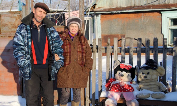 Вокруг пустые дома и собачьи стаи, но дорогу еще чистят. Как выжить вдвоем в умирающей деревне под Омском