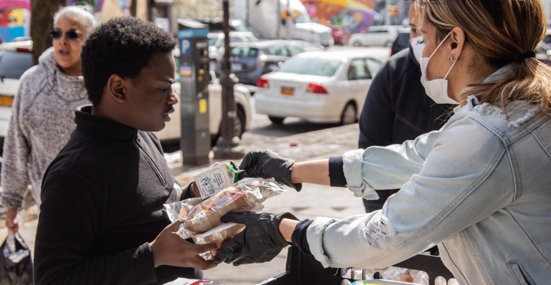 Покупают лекарства, готовят обеды и жертвуют деньги. Как еще люди помогают друг другу во время пандемии