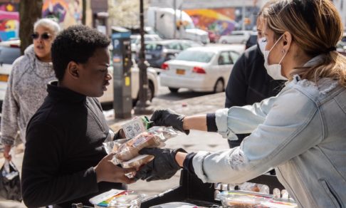 Покупают лекарства, готовят обеды и жертвуют деньги. Как еще люди помогают друг другу во время пандемии