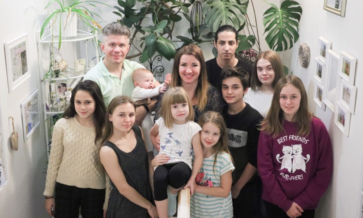 Сын сказал полиции, что его выгнал «пьяный опекун». Когда отец его увидел, то сразу обнял