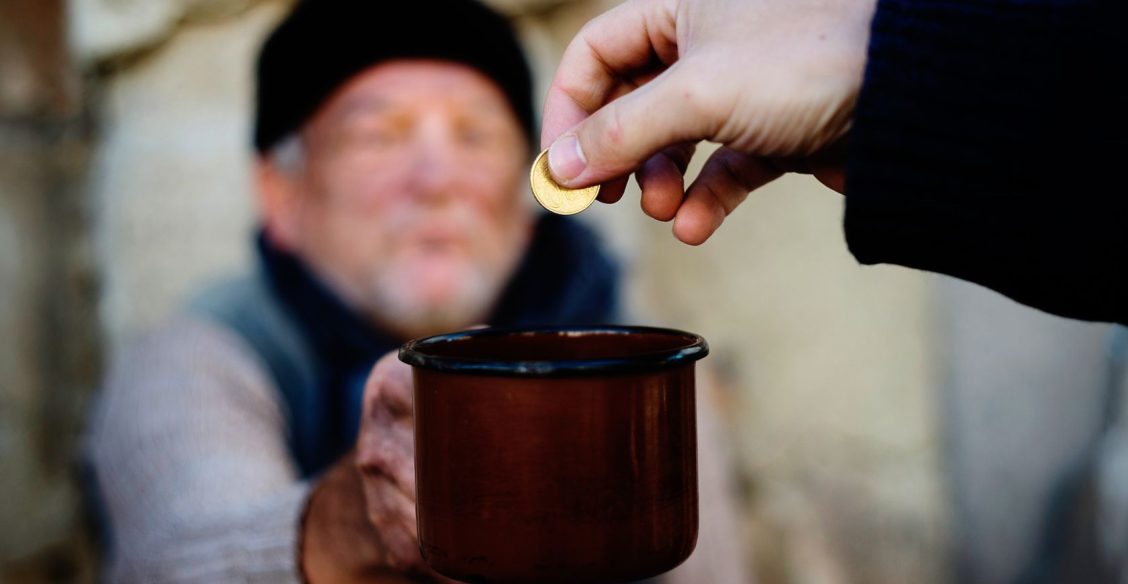 «Начнется кризис — люди станут меньше жертвовать». Как падение рубля отразится на фармрынке и благотворительности