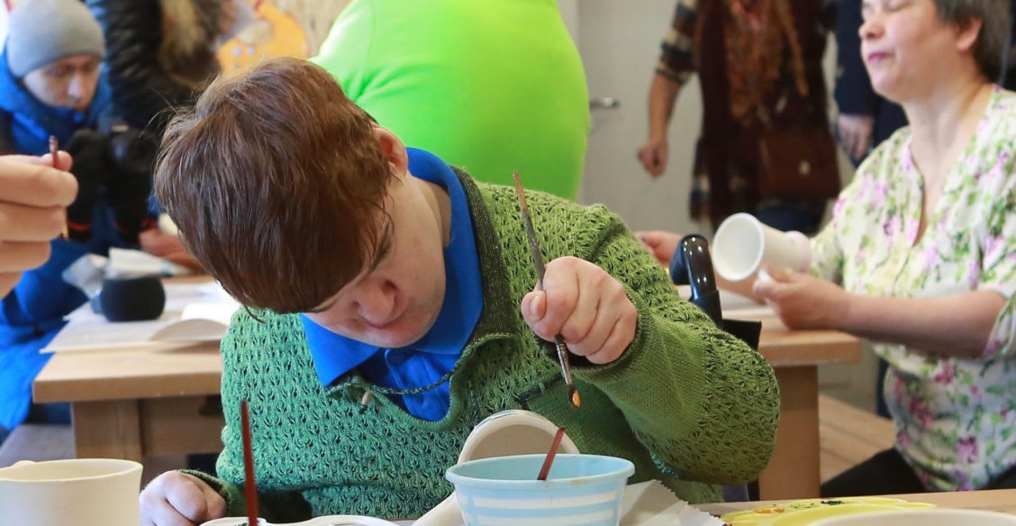 Семеро смелых в поселке Раздолье. Как найти любимое дело для рук со спастикой