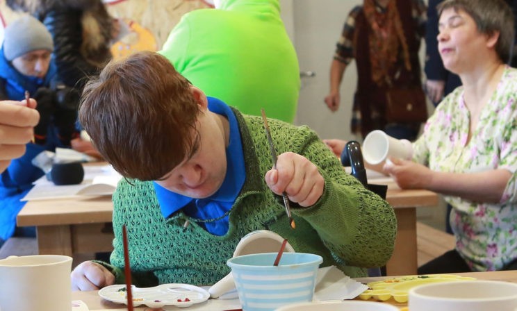 Семеро смелых в поселке Раздолье. Как найти любимое дело для рук со спастикой