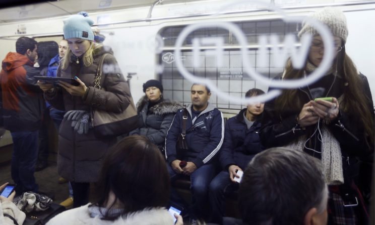 Хочешь поститься? Просто встань и уступи место в метро