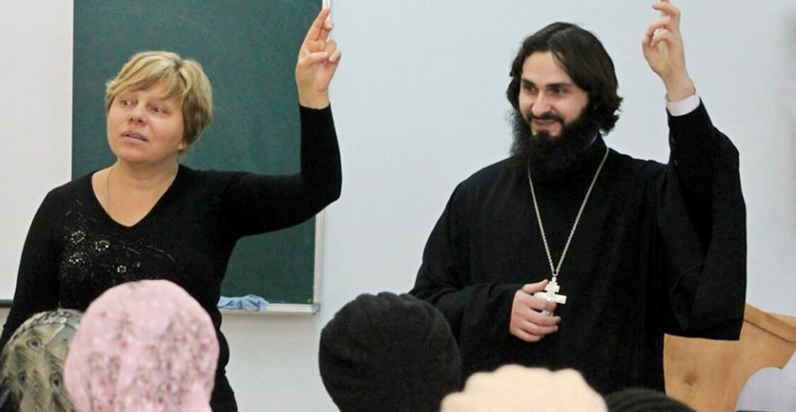«Исповедь у нас тоже на языке жестов». Чем живет духовник глухих и его прихожане
