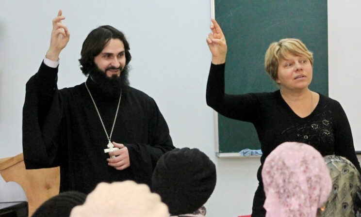«Исповедь у нас тоже на языке жестов». Чем живет духовник глухих и его прихожане