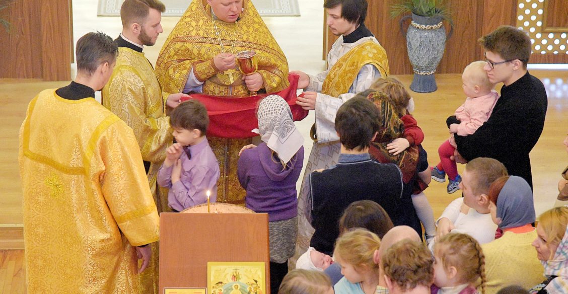 «Хорошо, что у вас нет бороды — легко читать по губам». Как живет община неслышащих, особых и «условно нормальных»