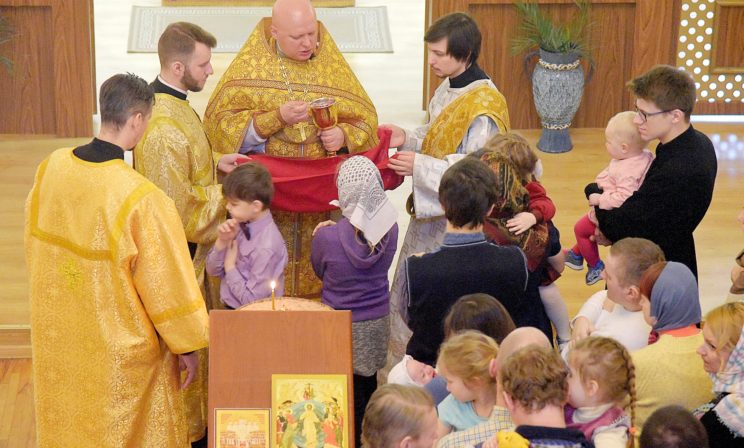 «Хорошо, что у вас нет бороды — легко читать по губам». Как живет община неслышащих, особых и «условно нормальных»