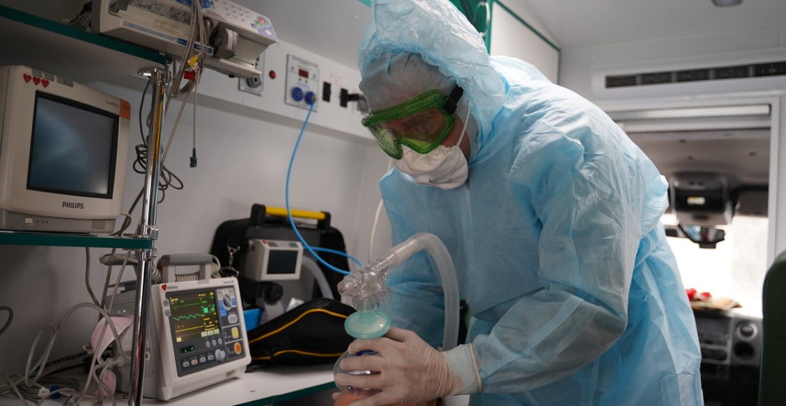 «Мы не спали два дня, чтобы спасти жизни». Как предприниматели и медики борются с нехваткой аппаратов ИВЛ