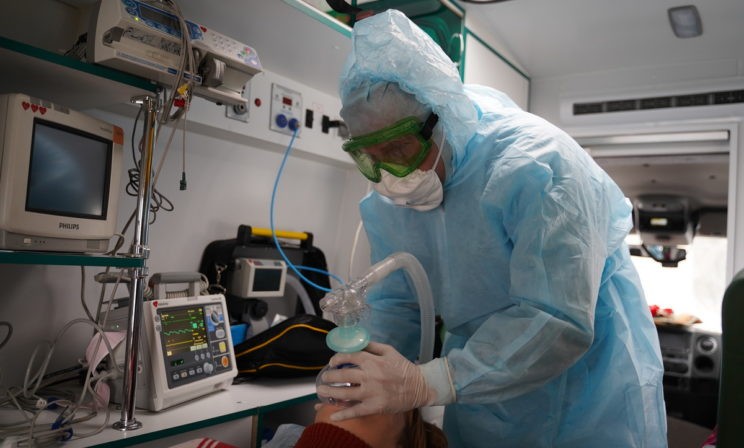 «Мы не спали два дня, чтобы спасти жизни». Как предприниматели и медики борются с нехваткой аппаратов ИВЛ