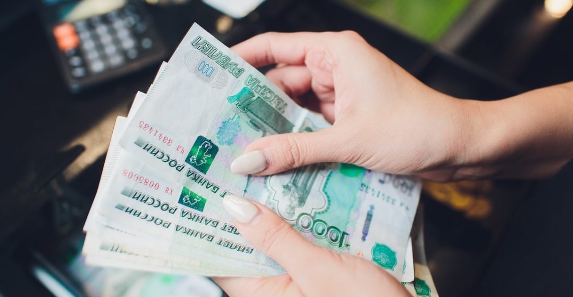 Рубль упал. Что будет с ценами, кредитами и ипотекой?