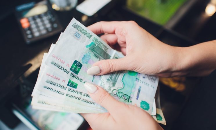 Рубль упал. Что будет с ценами, кредитами и ипотекой?