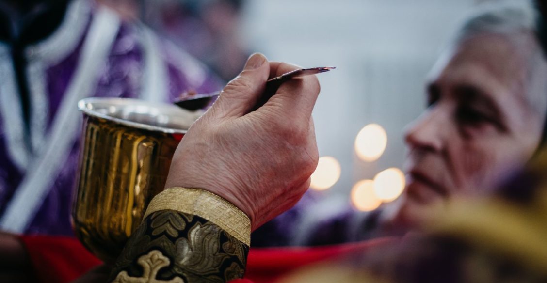 «Если я не верю в Причастие, то заражусь?» Литургия до и после пандемии