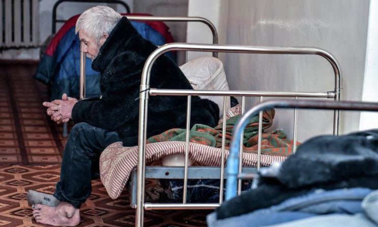«Кровати стояли вплотную, а по стенам бегали тараканы». В Барнауле пациента с онкологией положили в ночлежку