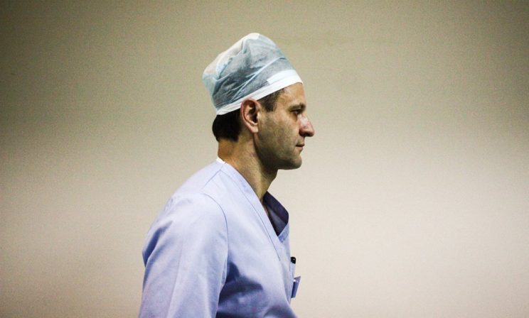 «Мы ориентируемся не на тесты, а на клиническую картину». Сергей Царенко — о лечении COVID в стационаре