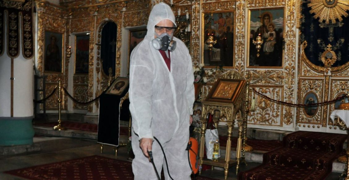 «Сократили певчих и уборщиц, в храм просим не приходить». Священники  — анонимно и честно о жизни в пандемию