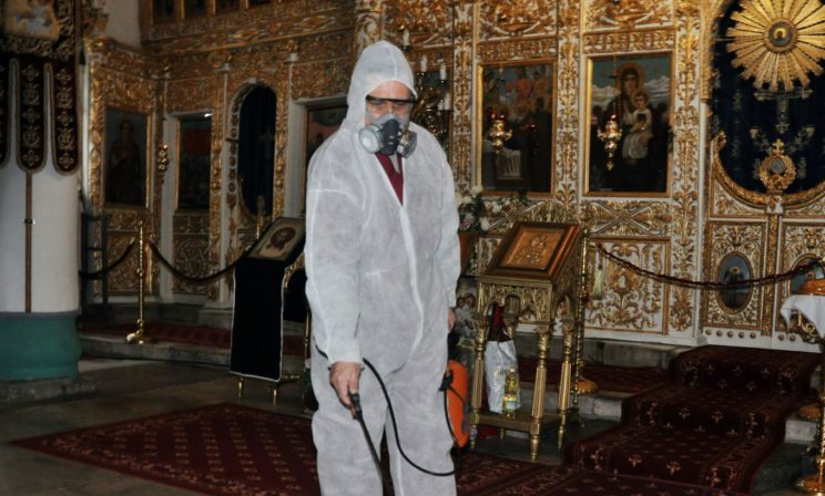 «Сократили певчих и уборщиц, в храм просим не приходить». Священники  — анонимно и честно о жизни в пандемию