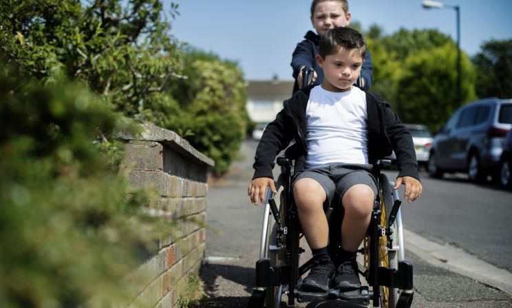 «Увидят ваши дети уродов и станут уродами». Откуда берутся такие слова и как научиться принимать других