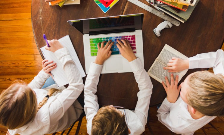 «Компьютер у нас один, а детей — 14». Как организовать дистанционное обучение в большой семье