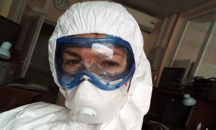 «Пациент с тобой разговаривает, а легких у него уже нет». Врач из Филатовской — о больных коронавирусом и сменах без перерыва